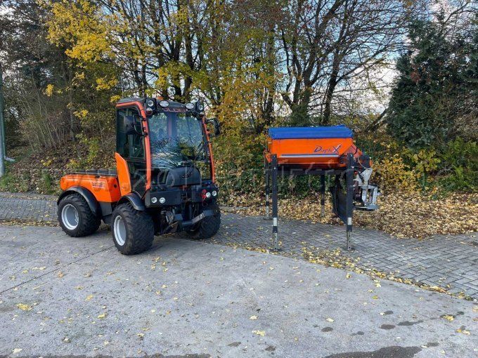 Holder und Streugerät