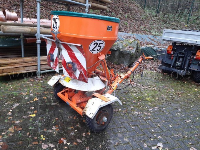 Nachlaufstreuer Stoll