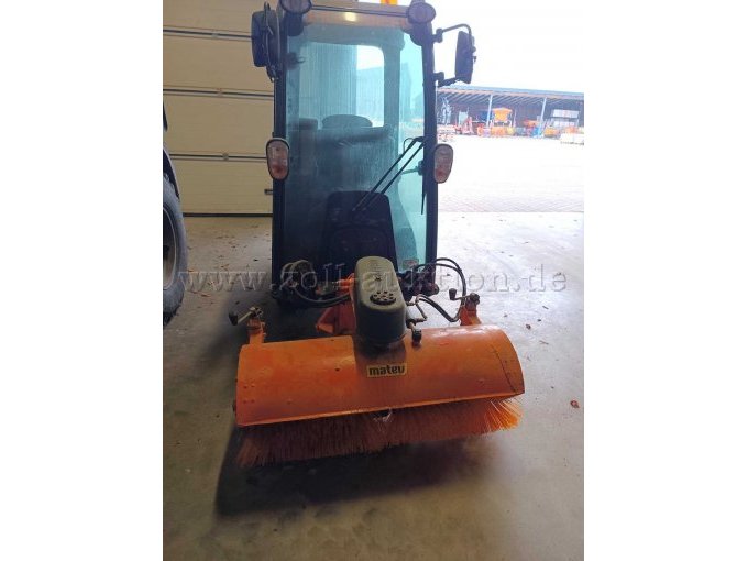 Holder X 30 mit Matev Kehrbesen