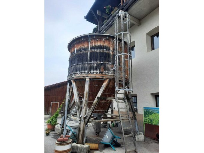 Gesamtansicht des Salzsilos mit Aufstiegsleiter