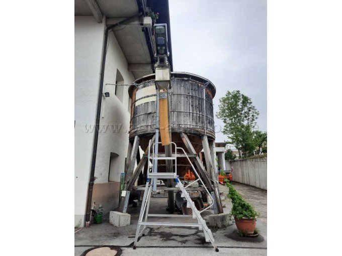 Gesamtansicht des Salzsilos mit Antrieb-Förderschnecke und Beschickungsschlauch (Leiter wird nicht mit abgegeben)