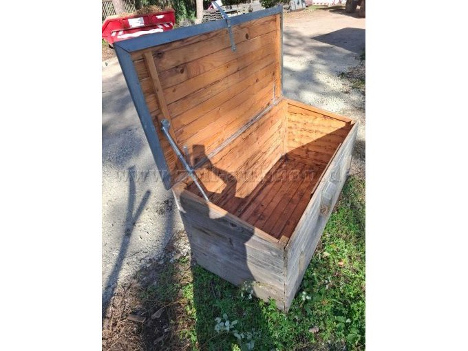 Holzkiste 1 seitliche Ansicht mit geöffnetem Deckel