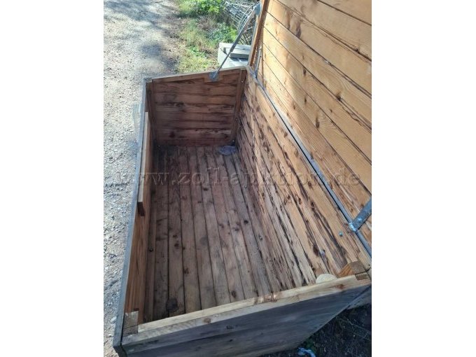 Holzkiste 2 seitliche Ansicht mit aufgeklappttem Deckel