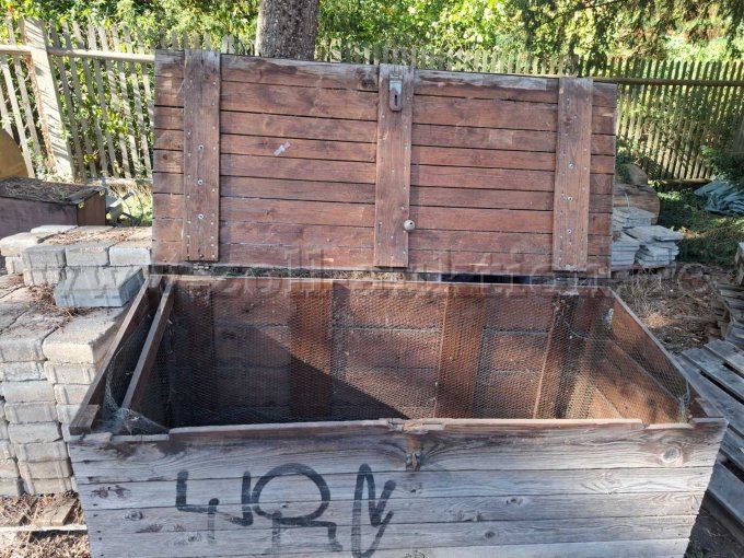 Holzkiste 3, vordere Ansicht mit aufgeklapptem Deckel