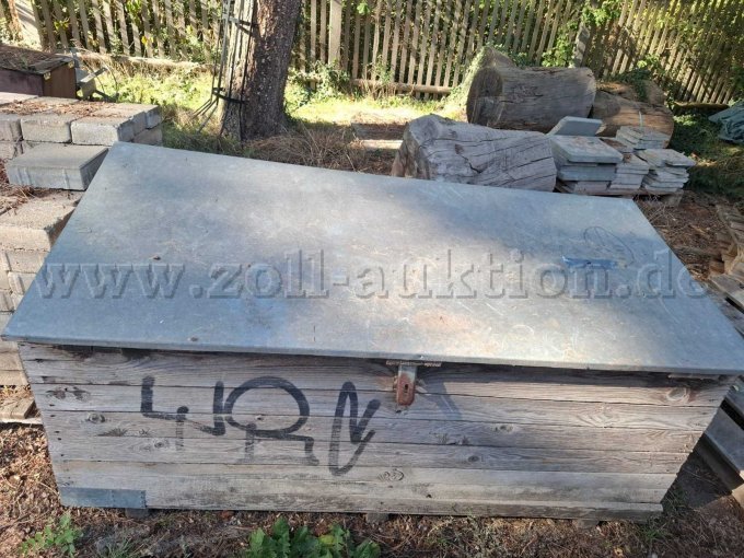 Holzkiste 3, vordere Ansicht mit Graffiti Holzkiste 3, vordere Ansicht mit Graffiti