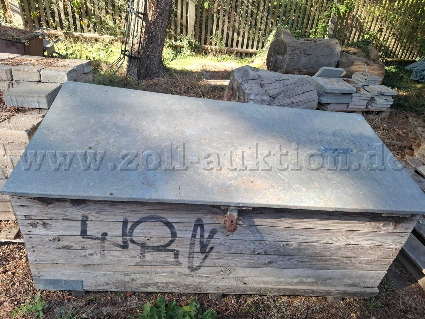 Holzkiste 3, vordere Ansicht mit Graffiti