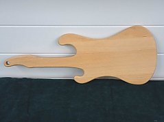 Holzschneidebrett in Gitarrenlook