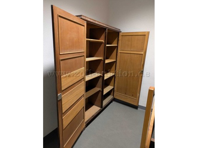 Schrank seitlich offen