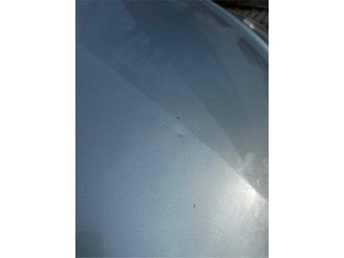 Beschädigung Motorhaube links