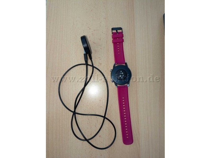 Uhr Rückseite mit Ladekabel