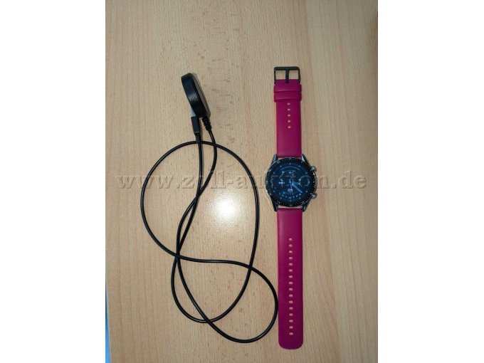 Uhr Vorderseite mit Ladekabel und Display an