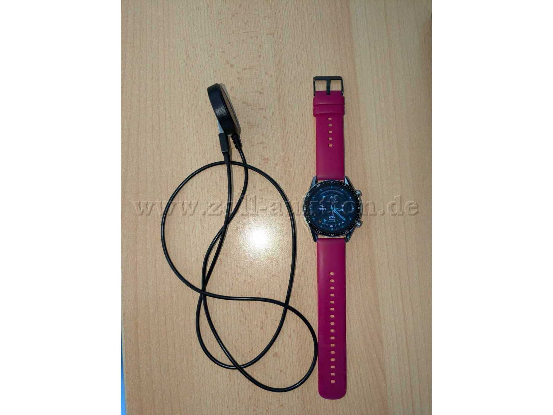 Uhr Vorderseite mit Ladekabel und Display an