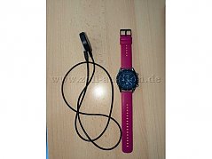 Uhr Vorderseite mit Ladekabel und Display an