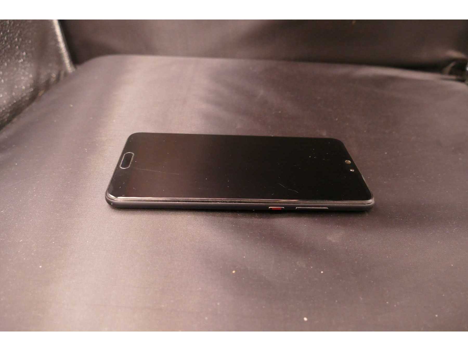 Huawei P20 (EML-L29), 128 GB, seitliche Displayansicht im Liegen von rechts, Sicht auf Bedientasten