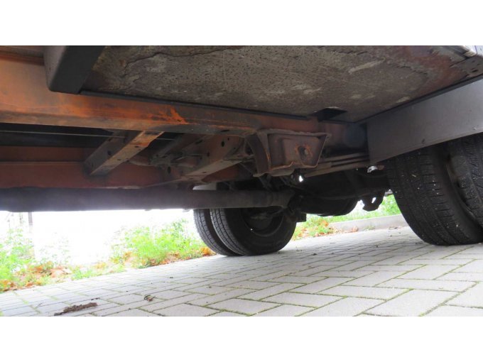 Fahrerseite von unten