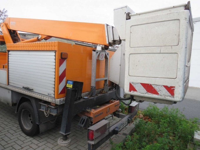 Ansicht links
Aluminium-Aufbau mit Hebebühne