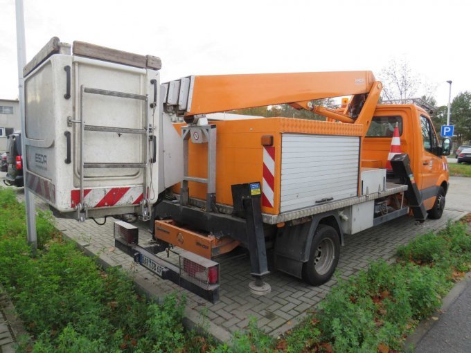 Ansicht rechts
Aluminium-Aufbau und Hebebühne