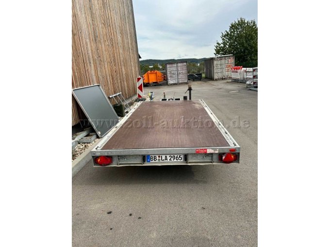 Anhänger von hinten