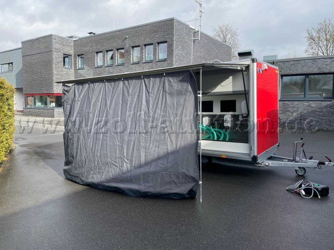 Außenansicht mit Vorhang