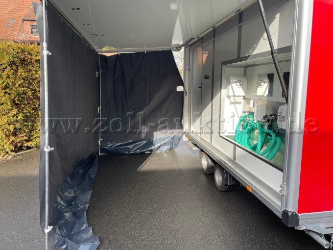 Außenansicht mit Vorhang