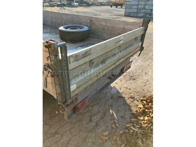 Humbaur Anhänger - Rückansicht. Der Reifen ist von der gebrochenen Achse