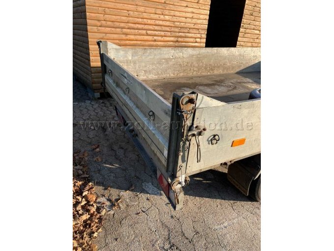 Humbaur Anhänger - Rückansicht. Verbogene Klappe und nachgeschweißte Scharniere