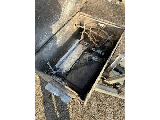 Humbaur Anhänger - ölverschmutzte Pumpe