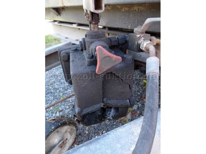 Defekter Hydraulikbehälter
