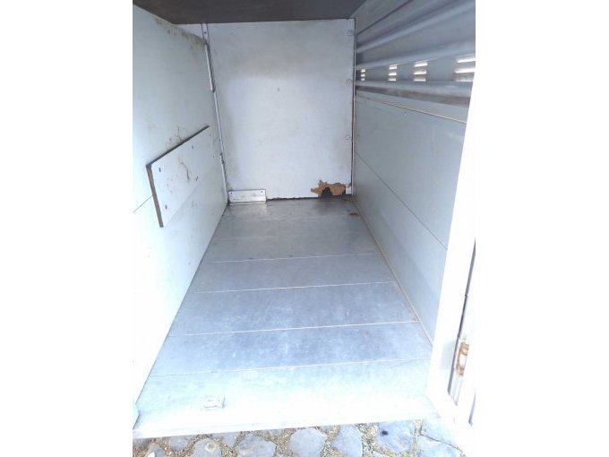 Hundebox mit defekter Rückwand