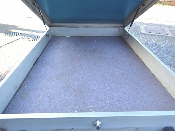 Stauraum ausgelegt mit losen Teppich