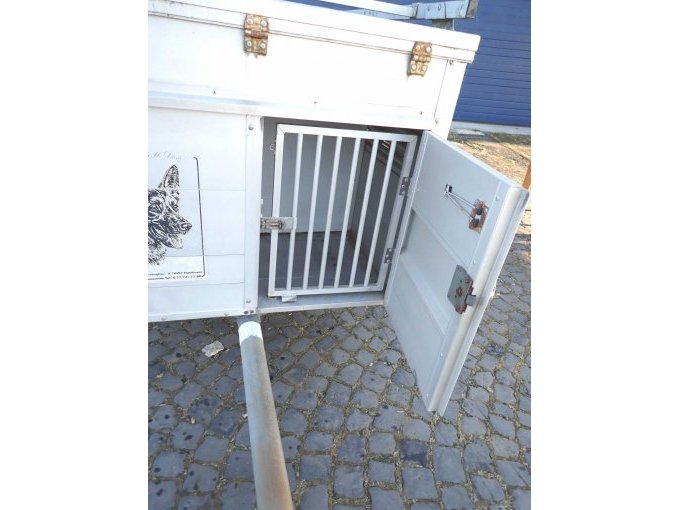 Hundebox vorne mit Gittertür