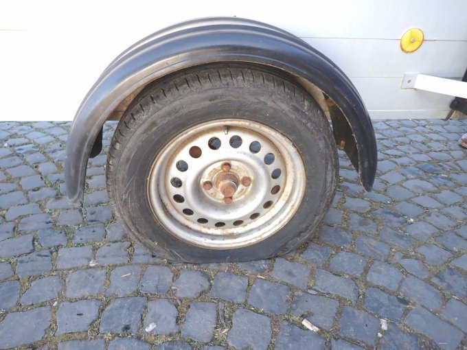 Blick auf den platten Reifen