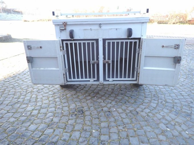 Blick auf die Gittertüren