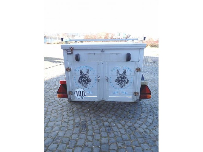 Blick auf die Rückseite des Hängers