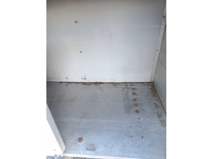 Innenraum der Hundebox mit Strohrückständen