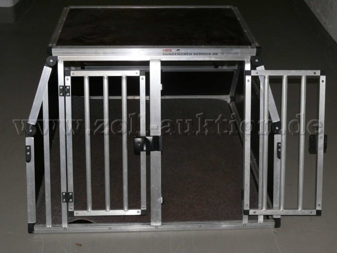 Transportbox mit geöffneter Tür