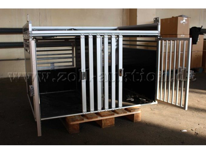 Box mit geöffneten Türen