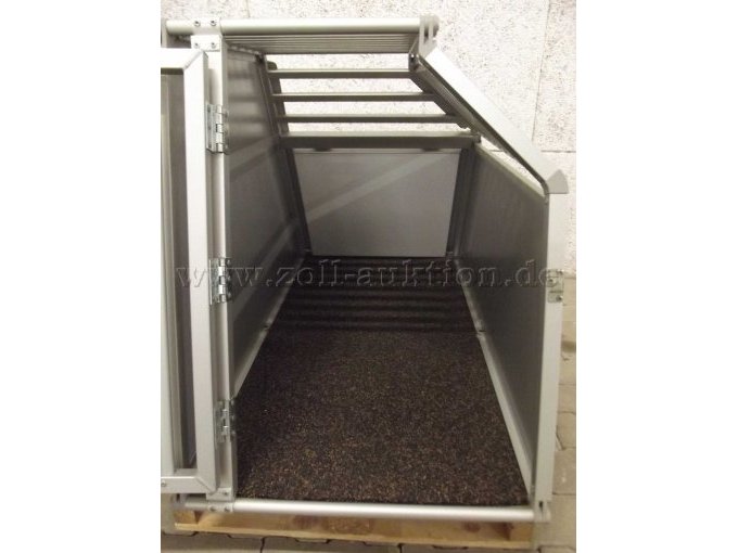 Hundebox geöffnet