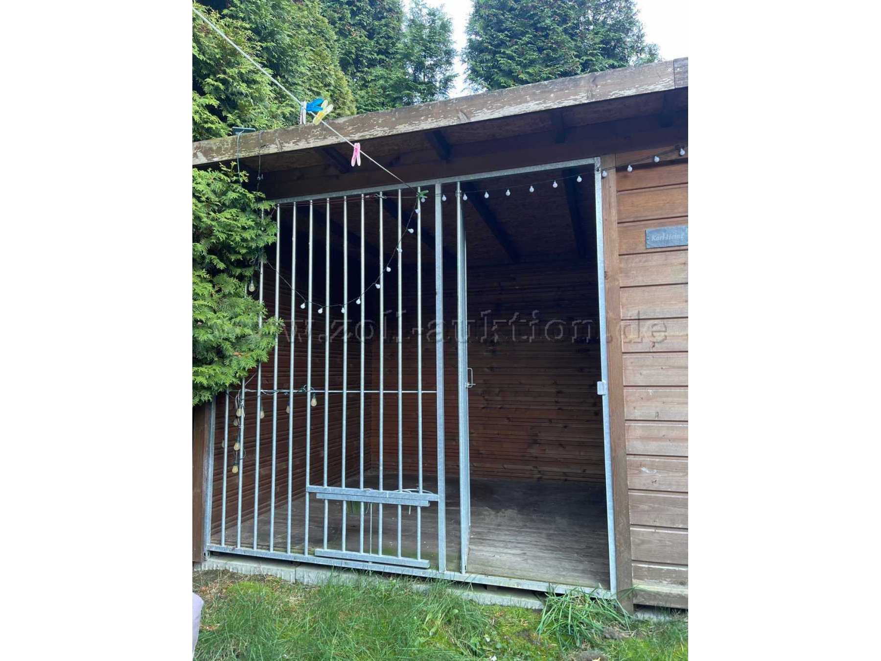 Zwinger von außen (linke Seite, Eingang)