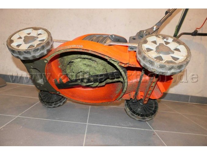 Detailaufnahme Unterseite des Rasenmähers