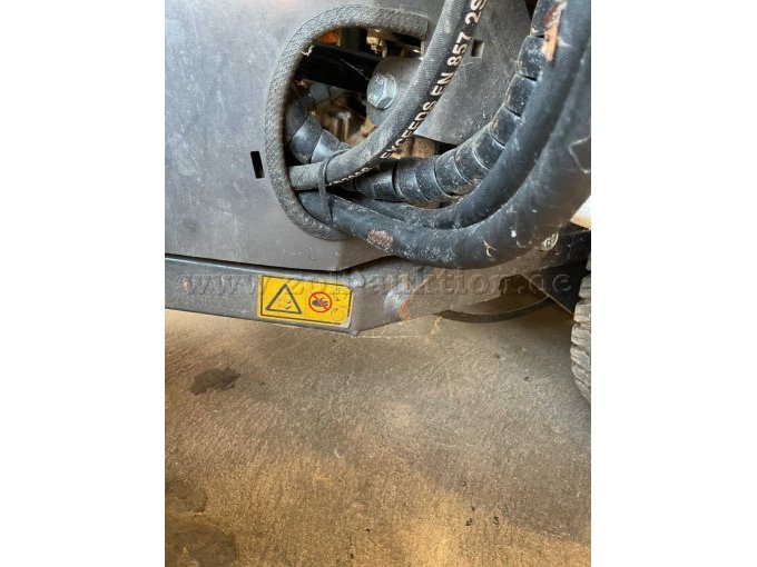 Seitenansicht rechts, aufgescheuerter Hydraulikschlauch