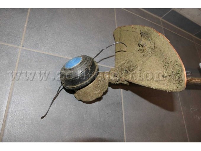 Detailaufnahme Trimmer mit Schutzblech von unten