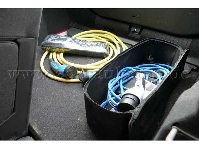 Kofferraum mit Ladekabel
