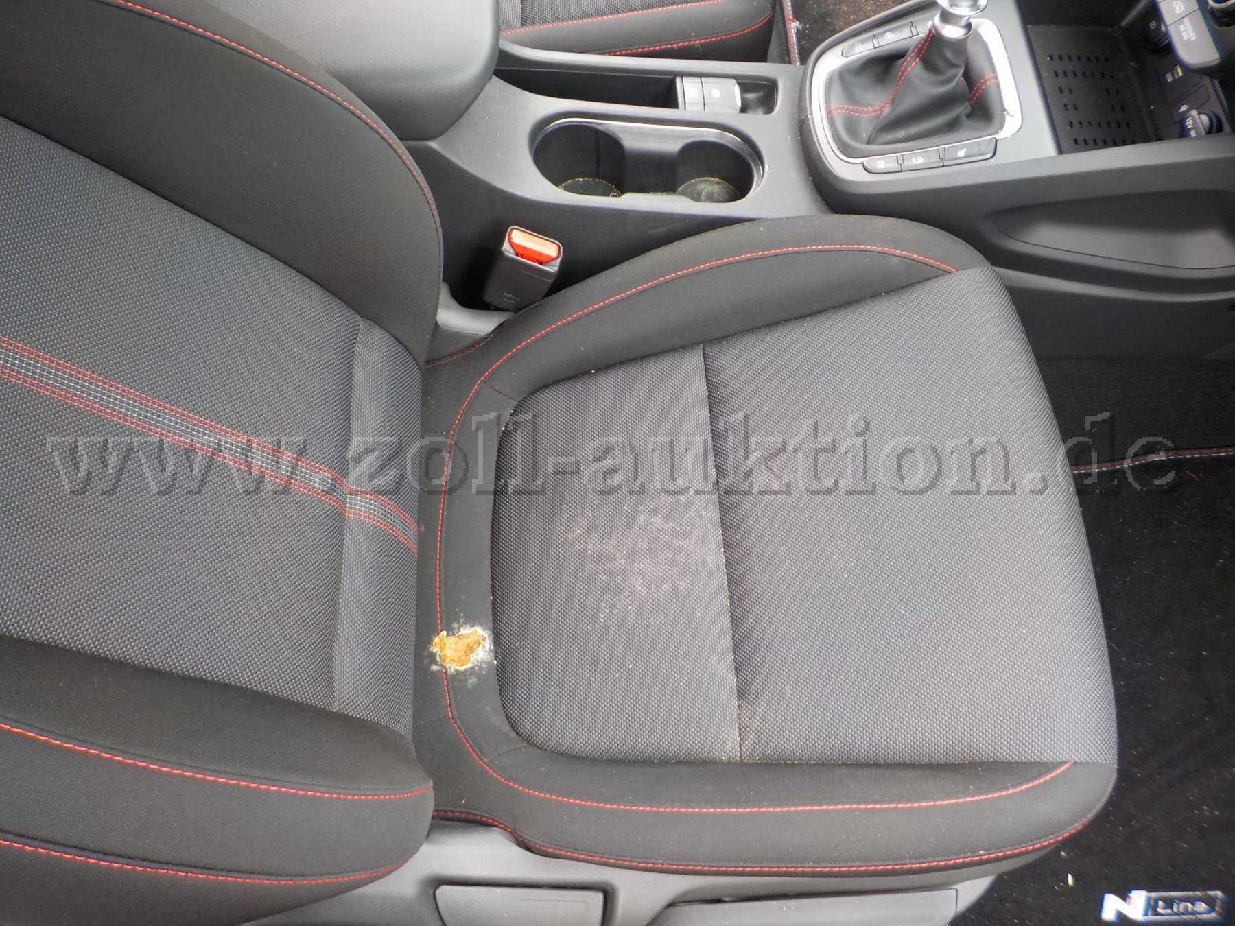 Detailbild verschmutzter Beifahrersitz