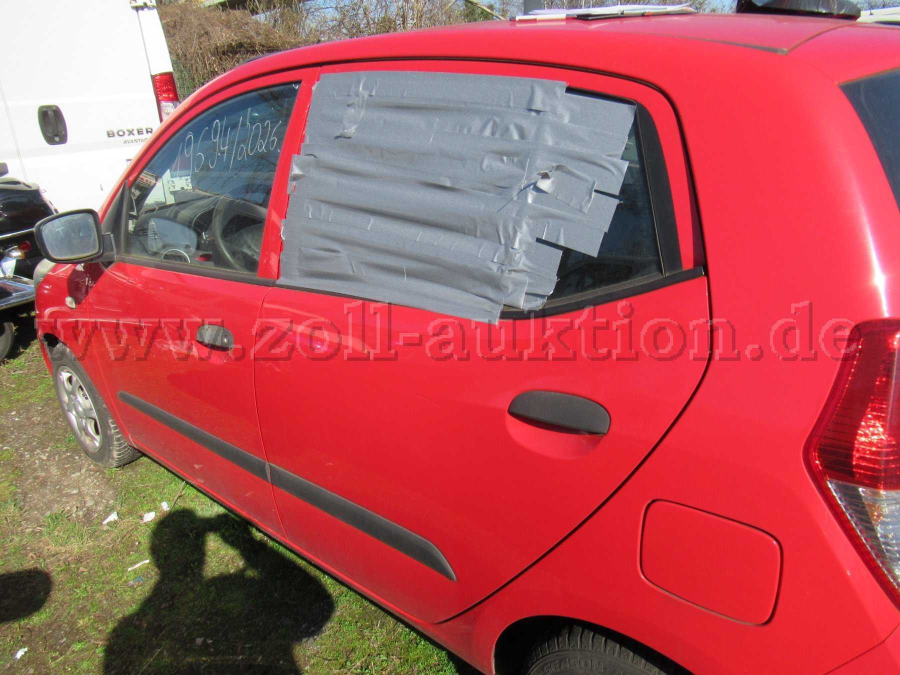 Seite links, eingeschlagene Scheibe