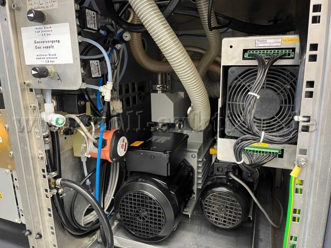 Das Innere des Element2: Drehschieberpumpen, Kühlwasserüberwachung