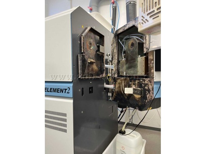 Geöffnete Front mit Matchbox; zu erkennen sind dunkle Ablagerungen und Korrosion im Interface-Bereich