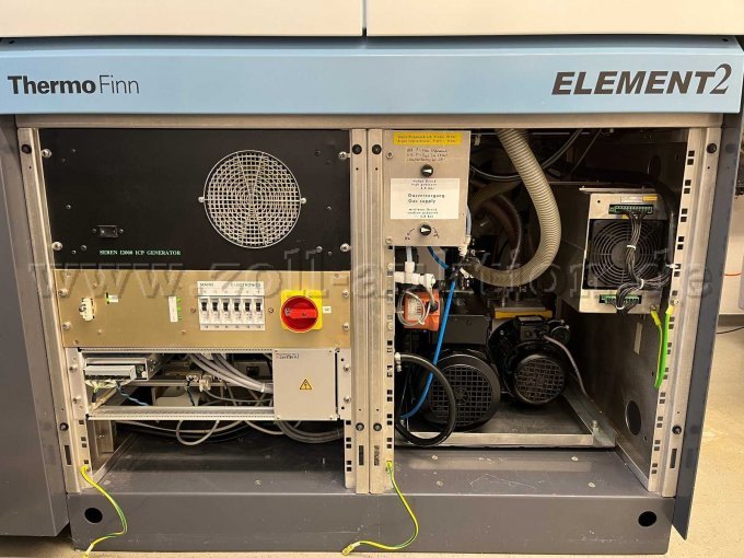 Das Innere des Element2: Drehschieberpumpen, Plasmagenerator, Netzteil