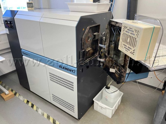 Element2 mit geöffneter Matchbox; zu erkennen sind dunkle Ablagerungen und Korrosion im Interface-Bereich