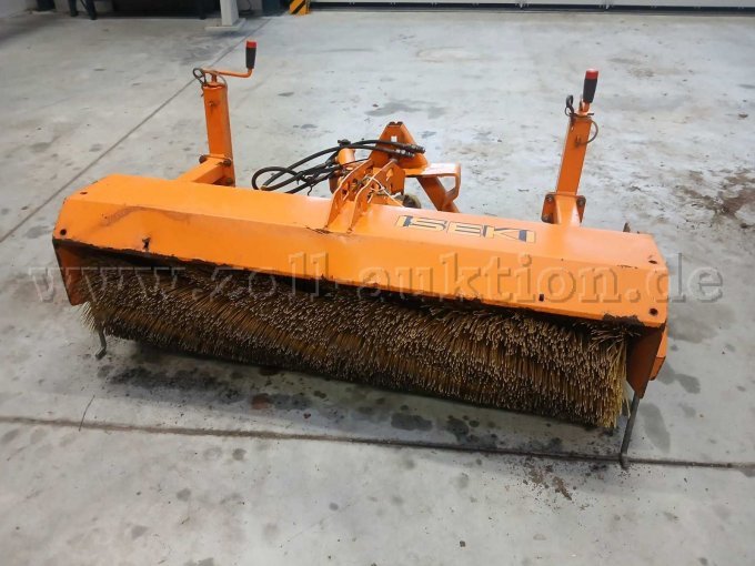 Frontansicht Kehrbesen